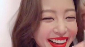 “계속해, 계속해”…한예슬, 메이크업 아티스트와 장난 영상 공개