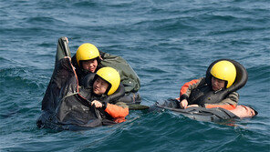 “조종사를 구해라”… 해상 생환 훈련