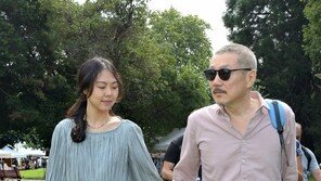 홍상수·김민희, 국제영화제 동반 참석 포착…손 꼭 잡고 ‘애정과시’