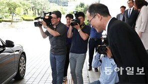 검찰 찾아간 경찰청장, 문밖까지 배웅한 검찰총장