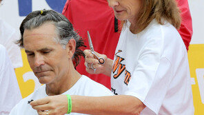 소아암 아이들 위해 머리 자른 외국인 감독