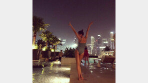 전현무와 심야 수영장 데이트?…한혜진 “♥hm” 수영복 인증샷에 ‘들썩’