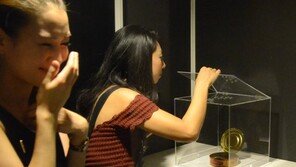 “킁킁~ 윽!” 악취 전시회에 관객들 ‘즐거운 비명’