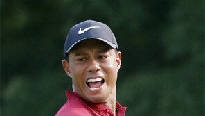 ‘돌아온 어퍼컷’… 우즈, 우승만 남았다