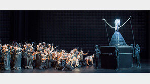 최고 수작 평가 ‘스페이드의 여왕’, 초현실적 무대-의상도 압권