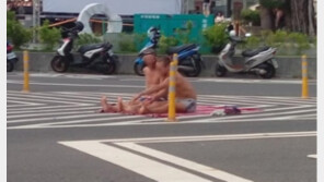 도로 한복판서 상의 탈의한 채 일광욕을…“해변으로 착각했나?”