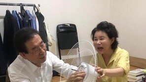 박원순 시장의 옥탑방 한 달 살이, ‘보여주기 정치’ 비판 벗어나려면…