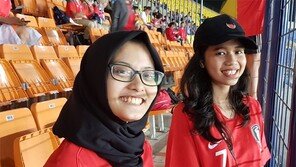 히잡 여성팬 “흥민 오빠∼”… 인도네시아 현지팬 열렬 응원