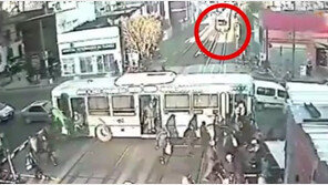 [영상]철길 건널목서 꼬리물기 하던 버스 대형 참사 당할 뻔