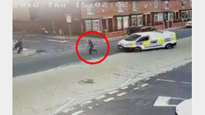 [영상]용의자 쫓던 경찰, 경찰차에 치여 부상 ‘황당’