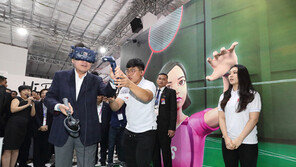 [경제현장.jpg] 이낙연 총리, 자카르타 KT 5G 체험관 방문