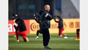  ‘박항서 매직’에 일본축구도 무릎… 베트남 “최고 명장” 열광