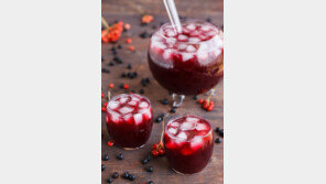 젊어지고 싶다면… 블루베리-아로니아 주스 한잔!