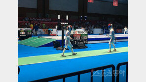 조명 꺼지고 국기 가리고…AG 운영 왜 이러나