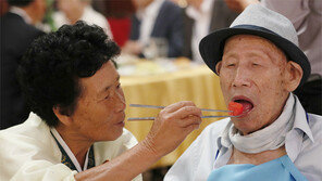 이산가족 상봉 이틀째…北지원인력 “뭘 해야 文 지지율 뛰냐” 질문공세