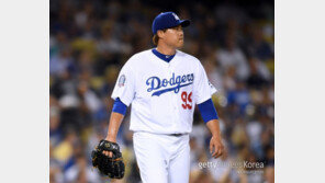 이른 교체+타선 외면…구속 느려진 류현진, 시즌 첫 패