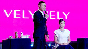  中 유명 뷰티 아티스트 장한일, 블리블리 물광 메이크업 시연 