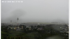 제주공항 오후 5시부터 전편 결항…“강제 휴가 중” “공항은 전쟁터” 피서객 멘붕