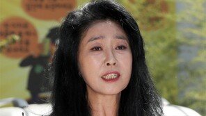 경찰 조사 거부한 김부선, 30분만에 귀가