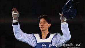 ‘3연속 金 도전’ 태권도 이대훈, 압도적 기량으로 4강…동메달 확보