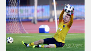 [아시안게임] 골키퍼 조현우, 부상으로 송범근과 교체 ‘대형 악재’