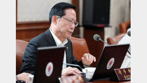 송영무, ‘국방백서 주적 삭제 적절하냐’ 지적에…“주적 표현 원래 없어”