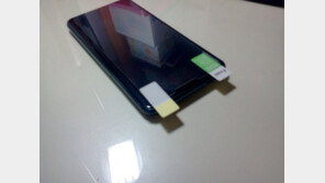 [IT애정남] 요즘 화면 보호필름은 왜 이렇게 작죠?