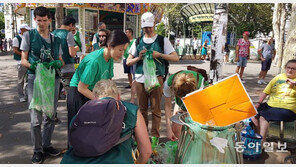 [동아일보·채널A 공동취재]“더러운 도시 오명 쓸어버리자” 빗자루 든 파리
