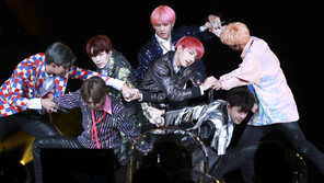 9만 ‘아미(방탄소년단 팬클럽)’ 함성, 휴일 잠실벌 흔들다