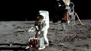 “여기는 ‘평온’기지… 지금 막 착륙했다” 