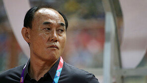 힘겨운 8강전 승리에 눈시울 붉힌 김학범 감독