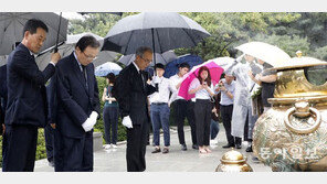 박정희 묘역 참배한 이해찬… 29일 구미서 최고위원회의 열기로