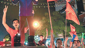 첫 4강 베트남 “박항서!” “코리아!” 열광