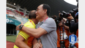 [이경호 기자의 보고르 리포트] 금성홍기·태극기 그리고 박항서