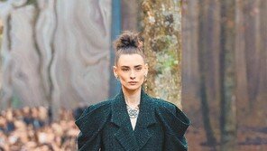 과장된 어깨선, 긴 실루엣, 메탈릭 소재… 올가을 복고풍 바람 ‘솔솔’