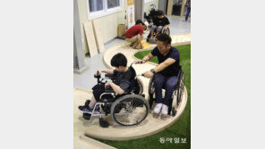 “휠체어 타고 자유롭게… 혼자서 어디든 갈 수 있어 좋아”