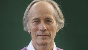 결혼-가족-공동체 붕괴에 직면한 현대인의 소외감 그려