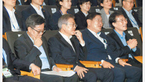 문재인 대통령 “공공기관, 국민 편 아니었다… 의원 해외출장 지원 금지하고 문책해야”