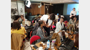 “한국 K팝 아이돌이 즐겨하는 ‘센 언니 화장법’ 배우고 싶어요”