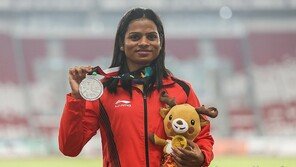 성 차별로 투쟁하던 인도 선수, 銀으로 눈물 닦다