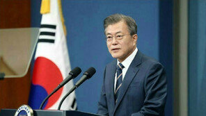 문재인 대통령, IOC로부터 금장 훈장 수여받아