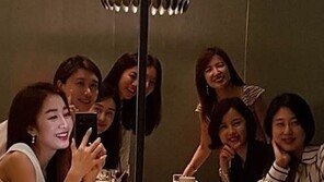 ‘둘째 임신’ 나경은 근황 공개…MBC 출신 아나운서들과 ‘활짝’