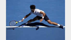 라켓 내던진 정현, US오픈 2회전 0-3 완패…또 발목 잡은 ‘물집 부상’