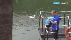 ‘베트남 축구영웅’ 박항서, 아랍에미리트전 앞두고 선수들과 ‘낚시’ 삼매경