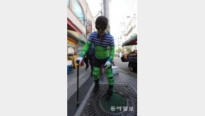 [단독]노인체험 5분만에…왜 나이들면 땅만 보고 걷는지 알게됐다