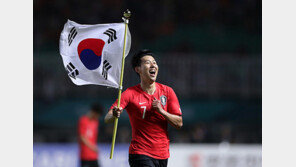 ‘미소 또 눈물’ 손흥민, 부와 명예 모두 지키다!…돋보인 에이스의 품격