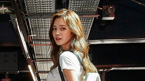 다가온 패딩의 계절… 둘둘 말아 어깨에 척