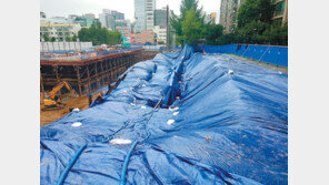 방수포 덮은 아파트 지반침하 현장… 76가구중 6가구만 귀가