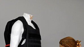 책가방 끈 잡아당기면 방탄조끼로…이스라엘 ‘방탄 책가방’ 美서 주문 쇄도