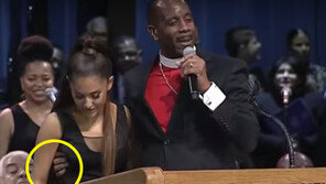 [영상] “고의가 아니라고?” 장례식 주관 목사, 여가수 향한 ‘나쁜손’에 여론 격앙